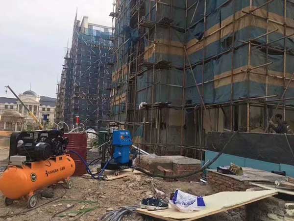 建筑市場(chǎng)需求量激增 聚氨酯行業(yè)競爭升級(圖1) 建筑外墻保溫聚氨酯噴涂施工