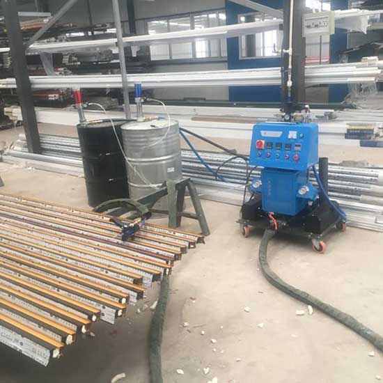 Q2600D定時(shí)定量聚氨酯鋁型材澆注發(fā)泡機