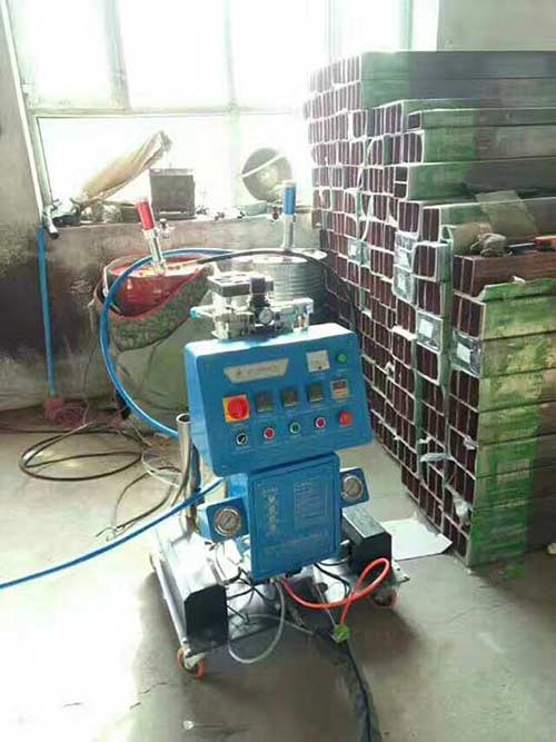 Q2600D發(fā)泡機防盜門(mén)填充聚氨酯發(fā)泡案例